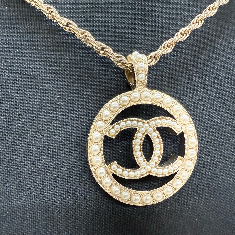 Chanel 珍珠圓框內雙C淡金釦項鍊-1