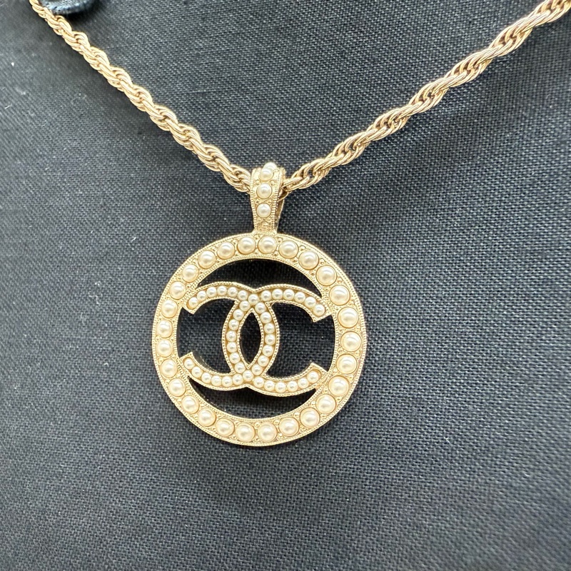 Chanel 珍珠圓框內雙C淡金釦項鍊-2
