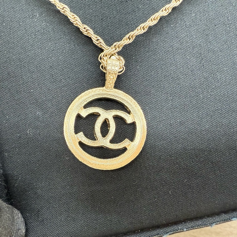 Chanel 珍珠圓框內雙C淡金釦項鍊-8