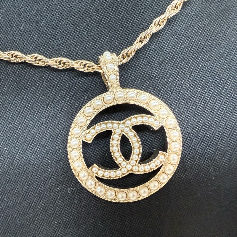 Chanel 珍珠圓框內雙C淡金釦項鍊-9