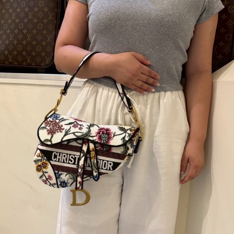 Dior 米白底繡花布單肩馬鞍包-1