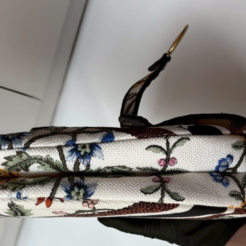 Dior 米白底繡花布單肩馬鞍包-11