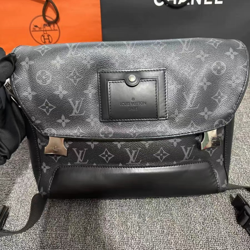 LOUIS VUITTON Monogram I Messenger PM Voyager-0