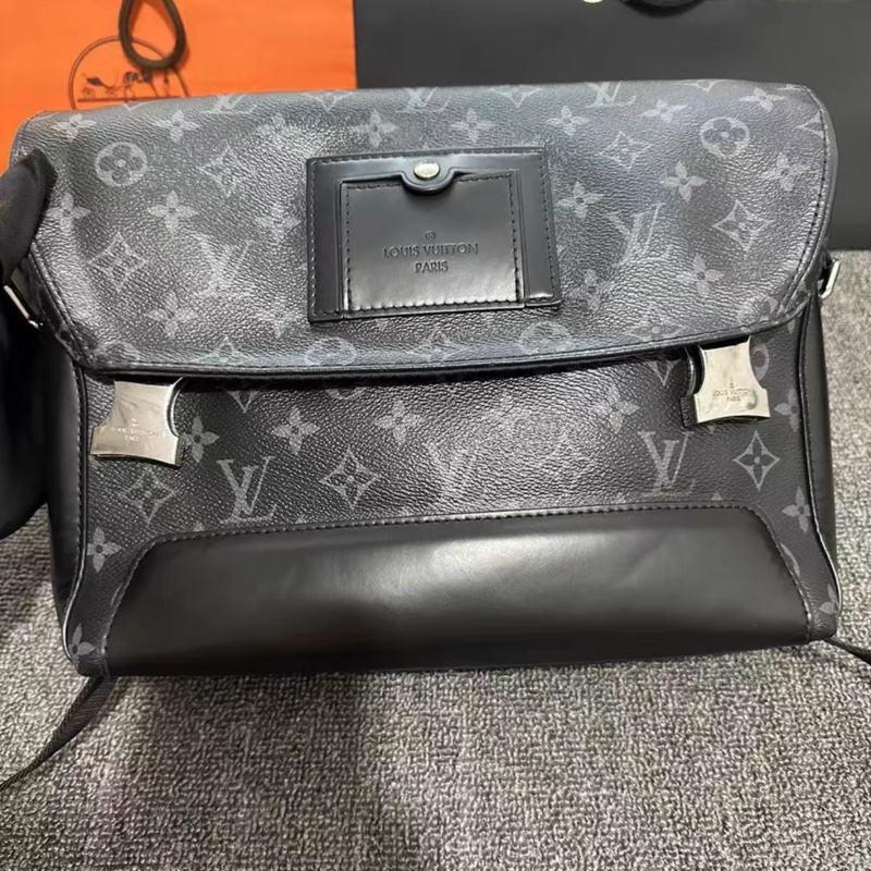 LOUIS VUITTON Monogram I Messenger PM Voyager-3