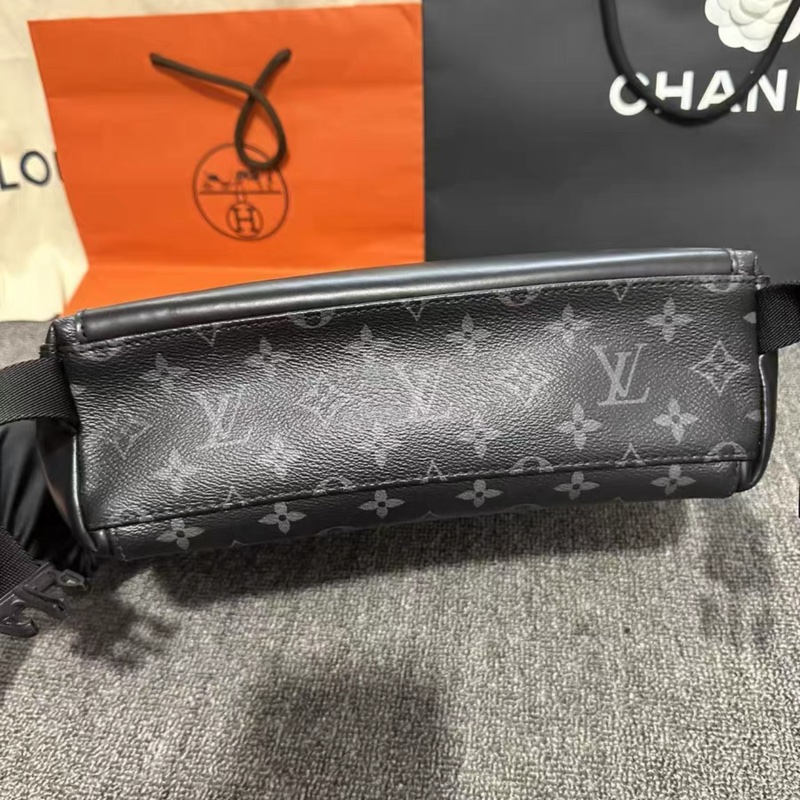 LOUIS VUITTON Monogram I Messenger PM Voyager-4