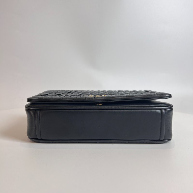 PRADA 黑金皺褶相機包-4