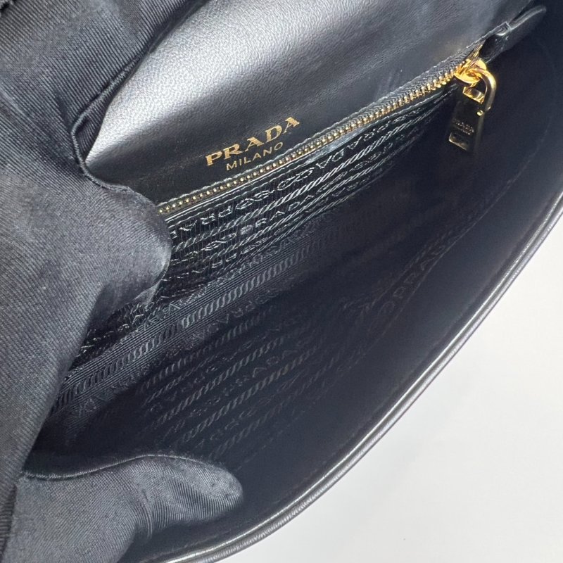 PRADA 黑金皺褶相機包-7