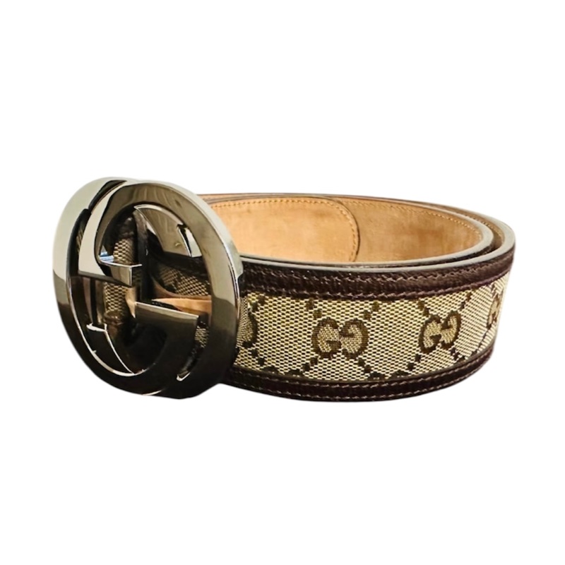 GUCCI 經典 GG 帆布雙G金屬釦皮帶 【二手精品】經典 GUCCI 老花 GG Supreme Canvas 系列,搭配標誌性雙G金屬釦,質感厚實、風格俐落百搭。 此款為早期義大利製版,GG花紋精緻細膩,男女皆可搭配。-4