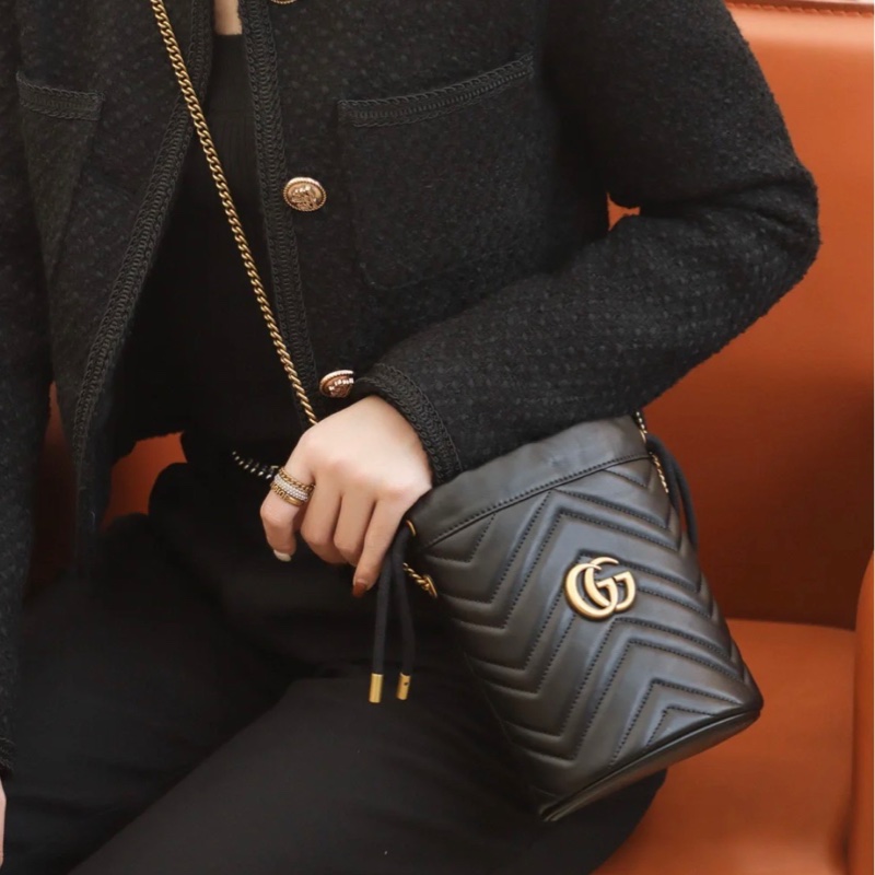 GUCCI GG Marmont金色雙G LOGO山字車紋小牛皮斜背水筒包（迷你-黑）-0