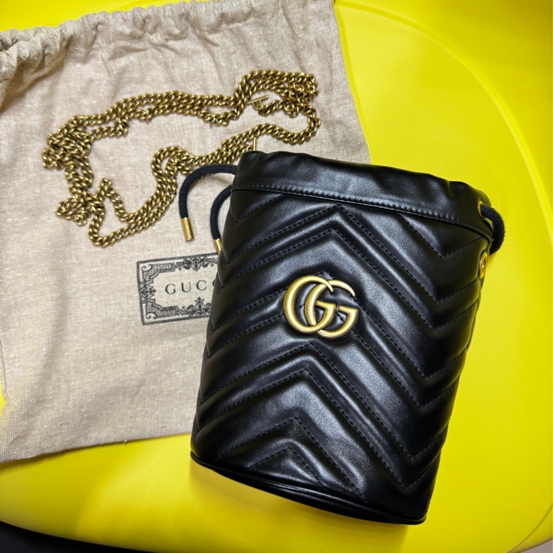 GUCCI GG Marmont金色雙G LOGO山字車紋小牛皮斜背水筒包（迷你-黑）-1