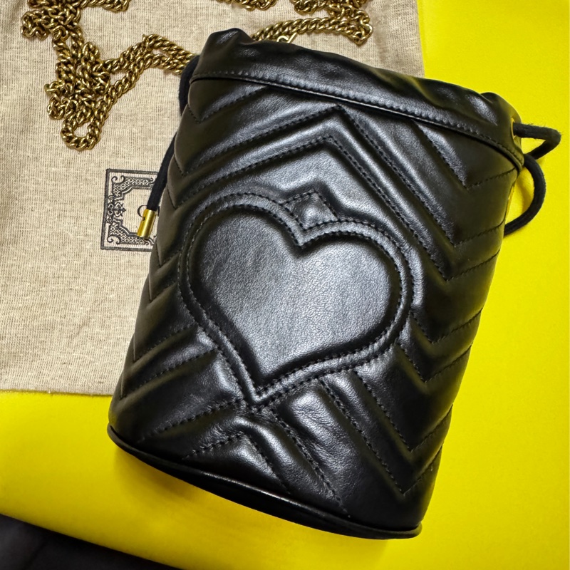 GUCCI GG Marmont金色雙G LOGO山字車紋小牛皮斜背水筒包（迷你-黑）-2