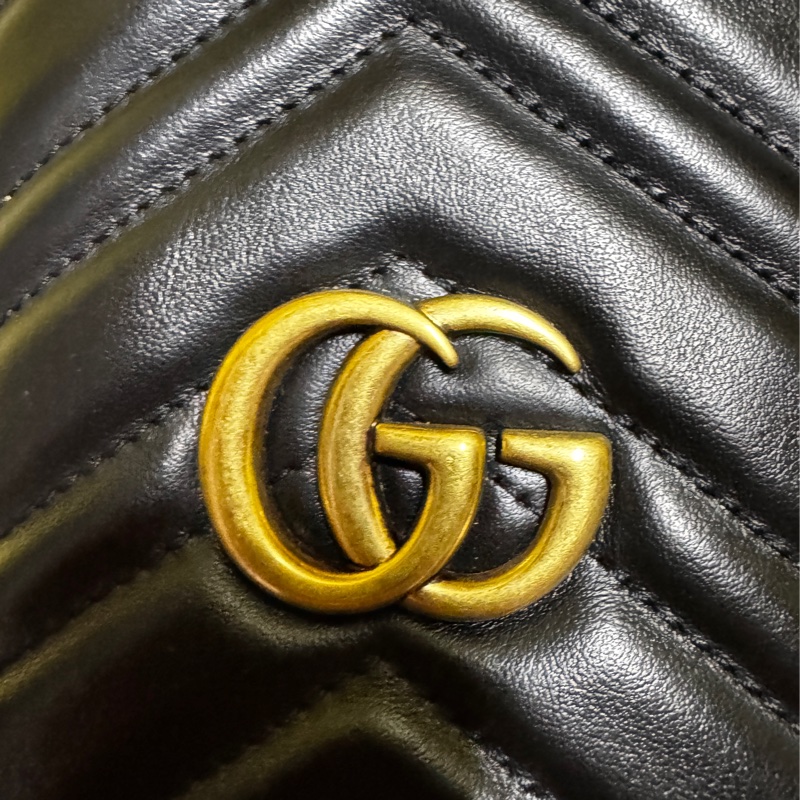 GUCCI GG Marmont金色雙G LOGO山字車紋小牛皮斜背水筒包（迷你-黑）-4