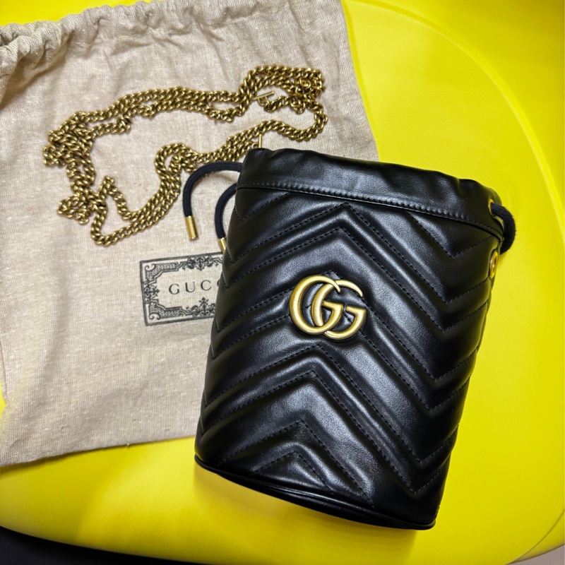 GUCCI GG Marmont金色雙G LOGO山字車紋小牛皮斜背水筒包（迷你-黑）-5