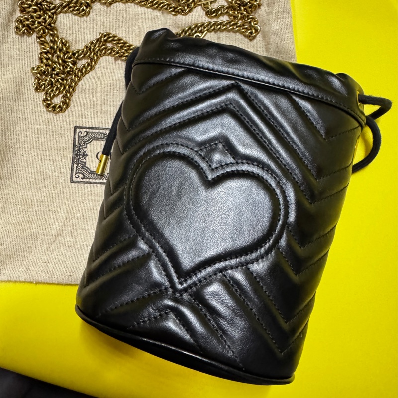 GUCCI GG Marmont金色雙G LOGO山字車紋小牛皮斜背水筒包（迷你-黑）-6