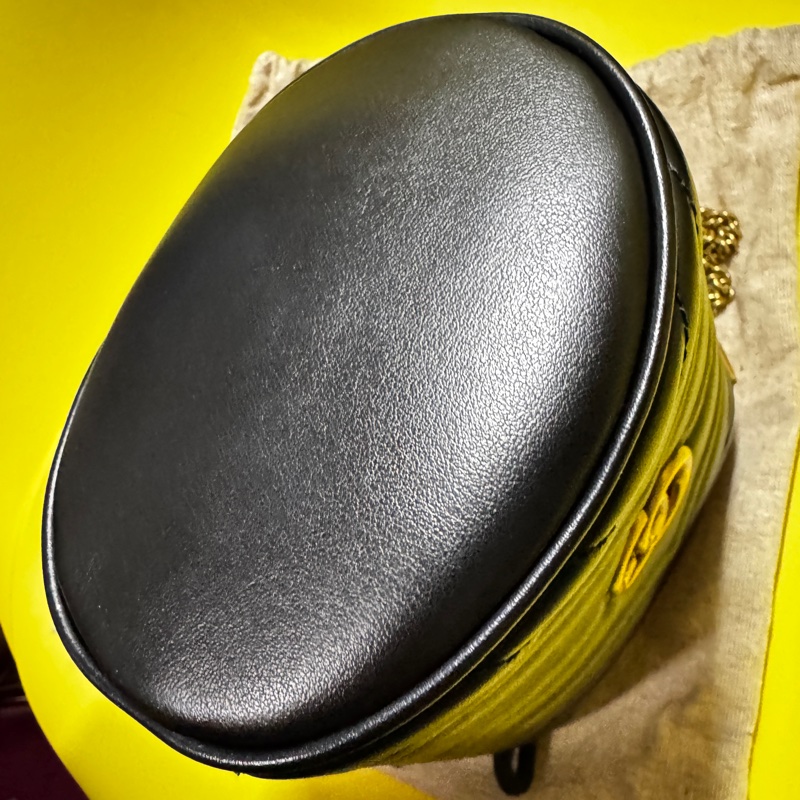 GUCCI GG Marmont金色雙G LOGO山字車紋小牛皮斜背水筒包（迷你-黑）-7