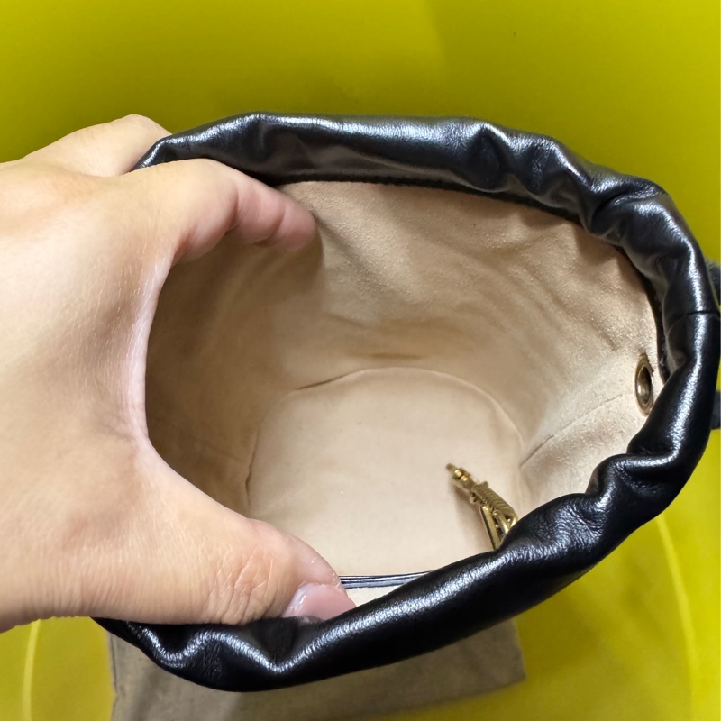 GUCCI GG Marmont金色雙G LOGO山字車紋小牛皮斜背水筒包（迷你-黑）-8