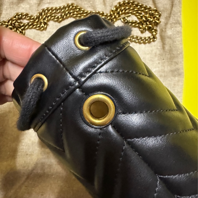 GUCCI GG Marmont金色雙G LOGO山字車紋小牛皮斜背水筒包（迷你-黑）-10