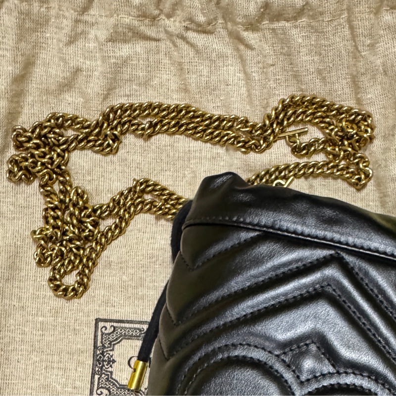 GUCCI GG Marmont金色雙G LOGO山字車紋小牛皮斜背水筒包（迷你-黑）-11