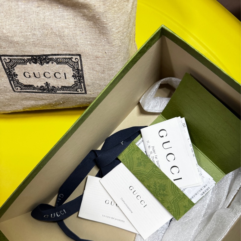 GUCCI GG Marmont金色雙G LOGO山字車紋小牛皮斜背水筒包（迷你-黑）-12