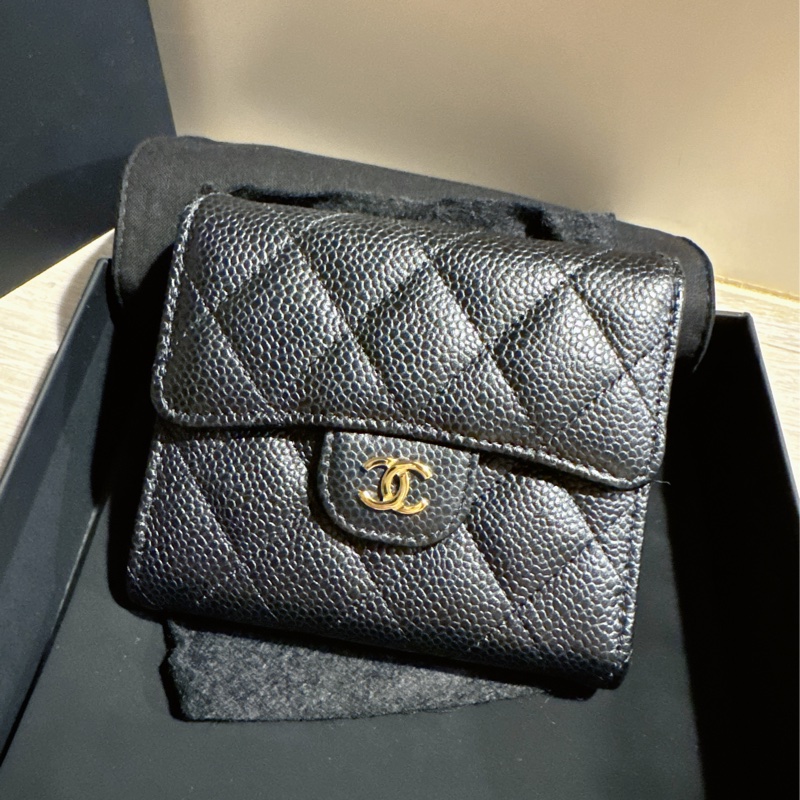CHANEL 香奈兒｜經典黑色金扣荔枝皮三折短夾-0