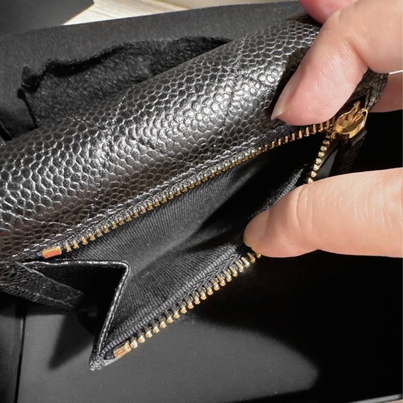 CHANEL 香奈兒｜經典黑色金扣荔枝皮三折短夾-2