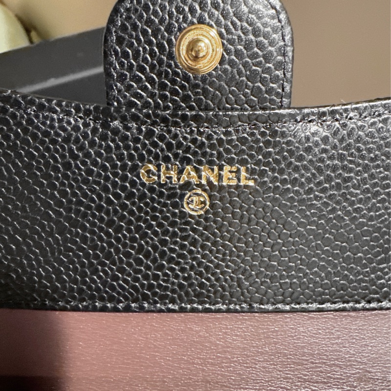 CHANEL 香奈兒｜經典黑色金扣荔枝皮三折短夾-3
