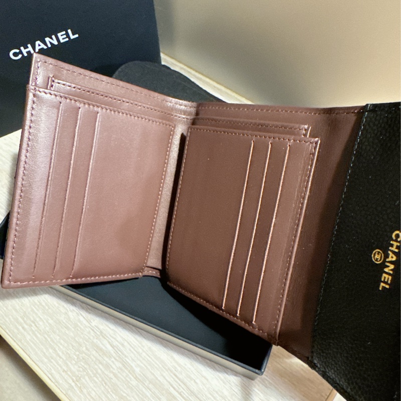 CHANEL 香奈兒｜經典黑色金扣荔枝皮三折短夾-4