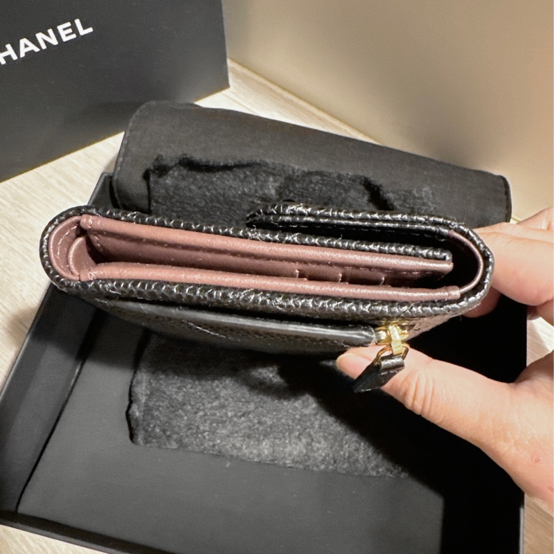 CHANEL 香奈兒｜經典黑色金扣荔枝皮三折短夾-5