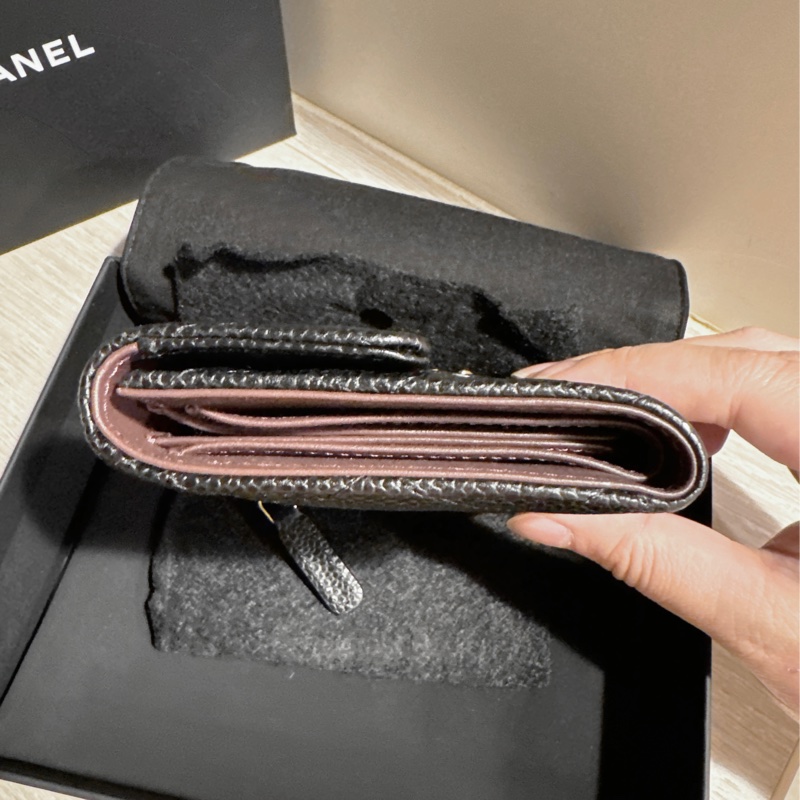 CHANEL 香奈兒｜經典黑色金扣荔枝皮三折短夾-6