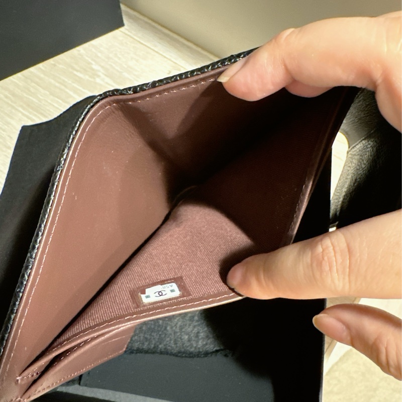 CHANEL 香奈兒｜經典黑色金扣荔枝皮三折短夾-7