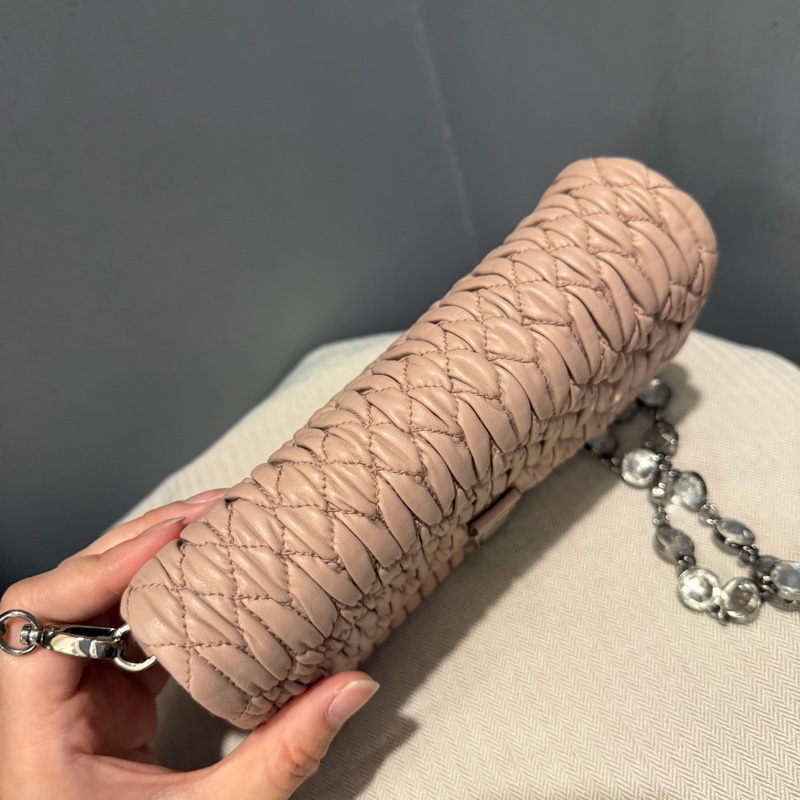 Miu Miu 經典寶石鍊 皺摺包 裸粉-3