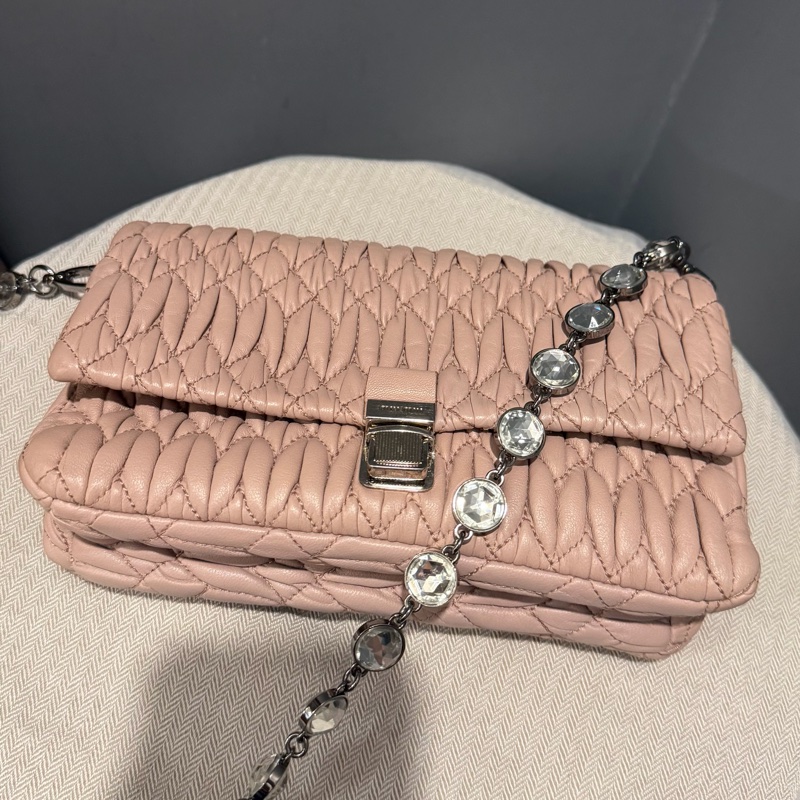 Miu Miu 經典寶石鍊 皺摺包 裸粉-9