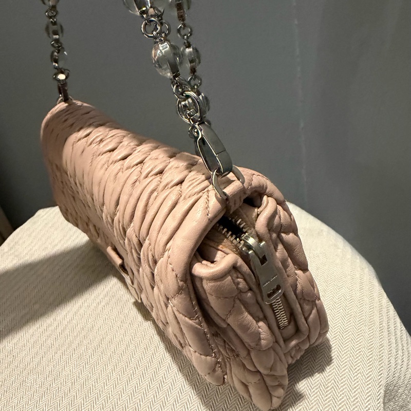 Miu Miu 經典寶石鍊 皺摺包 裸粉-24