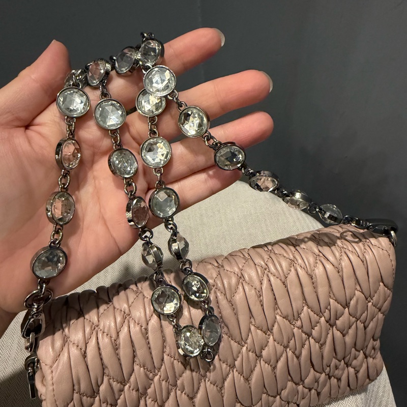 Miu Miu 經典寶石鍊 皺摺包 裸粉-25