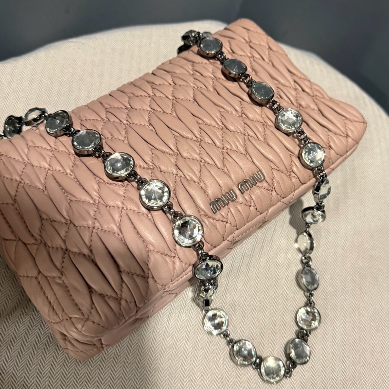Miu Miu 經典寶石鍊 皺摺包 裸粉-26