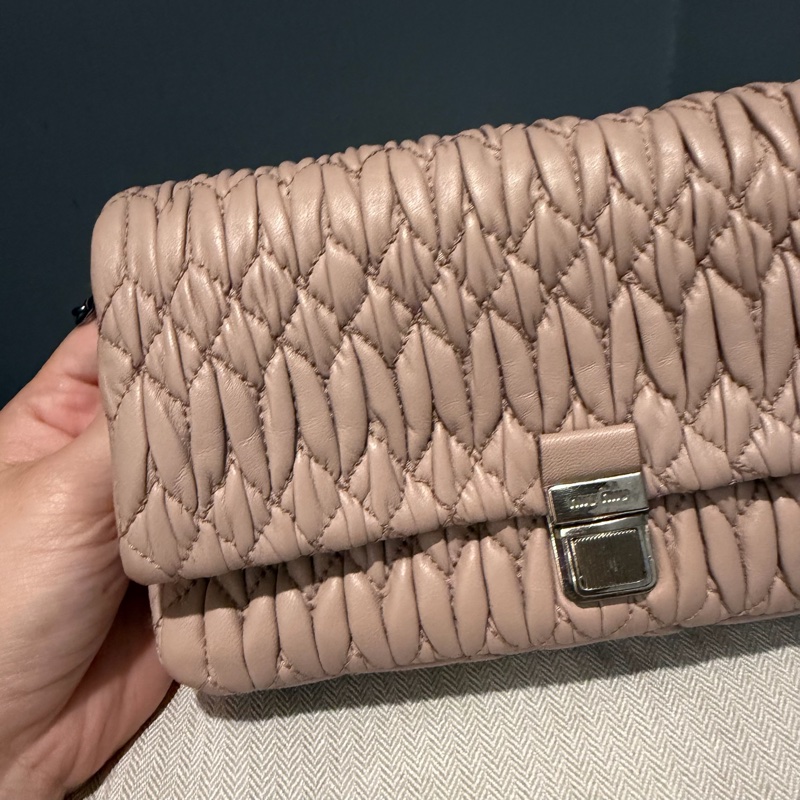 Miu Miu 經典寶石鍊 皺摺包 裸粉-33