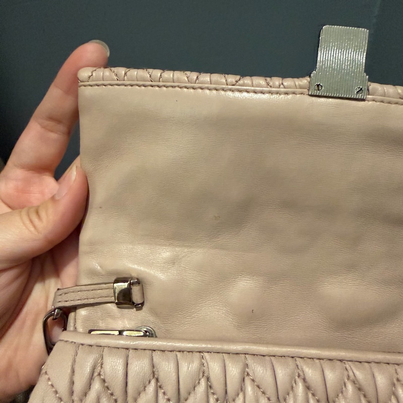 Miu Miu 經典寶石鍊 皺摺包 裸粉-37