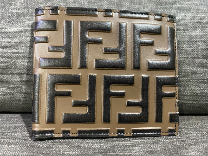 FENDI咖啡色浮雕短夾-0