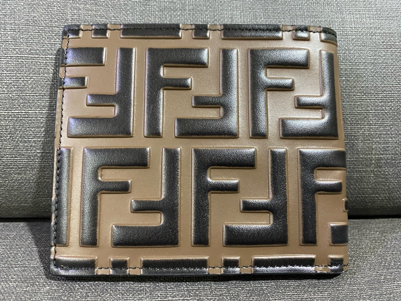 FENDI咖啡色浮雕短夾-1