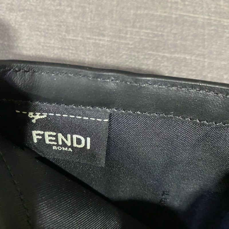 FENDI咖啡色浮雕短夾-2