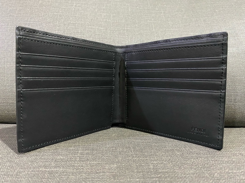 FENDI咖啡色浮雕短夾-3