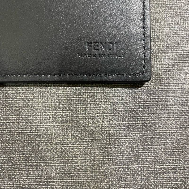 FENDI咖啡色浮雕短夾-4