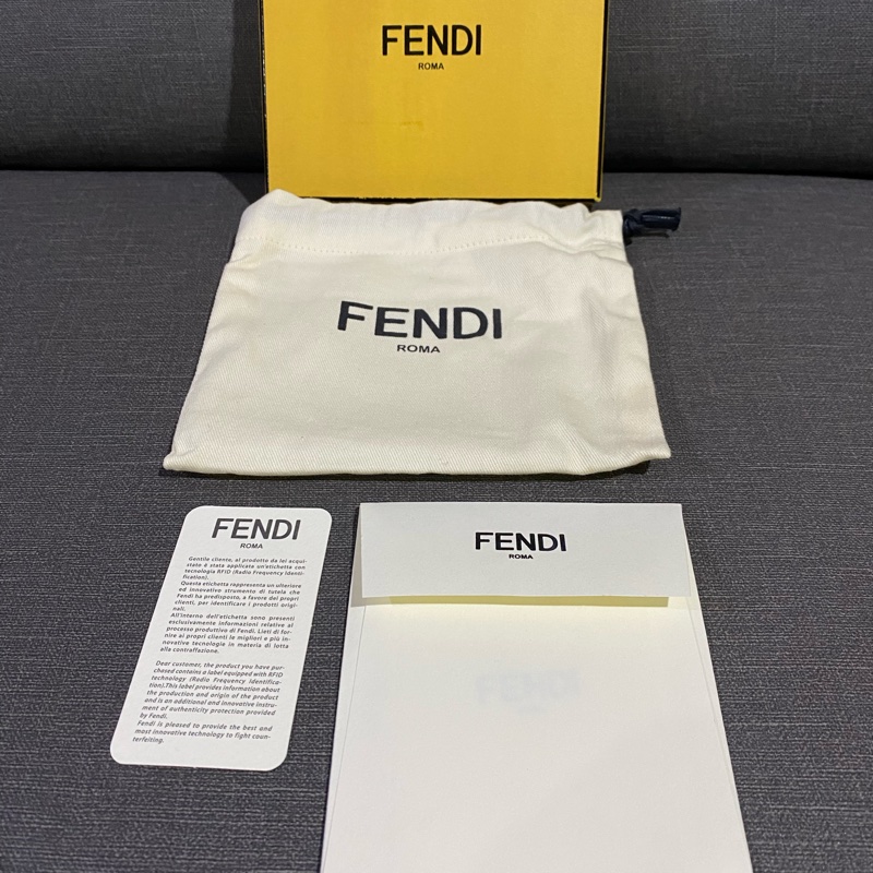 FENDI咖啡色浮雕短夾-5