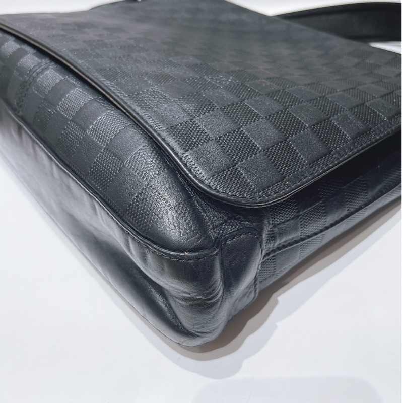 LV District黑色壓紋棋盤格斜挎包,15年編碼 尺寸約33*26-2