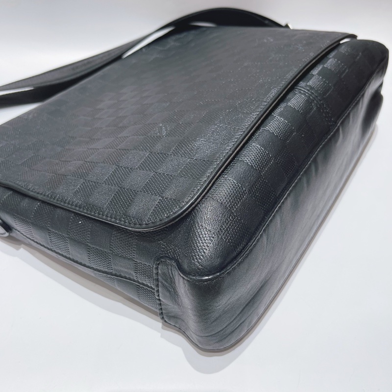 LV District黑色壓紋棋盤格斜挎包,15年編碼 尺寸約33*26-3