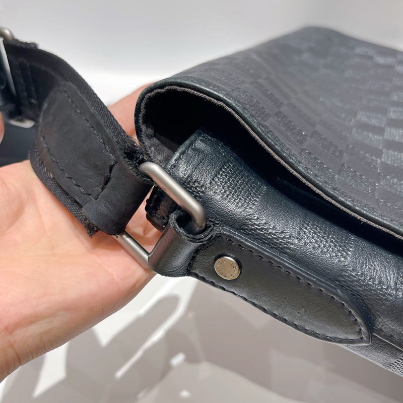 LV District黑色壓紋棋盤格斜挎包,15年編碼 尺寸約33*26-4