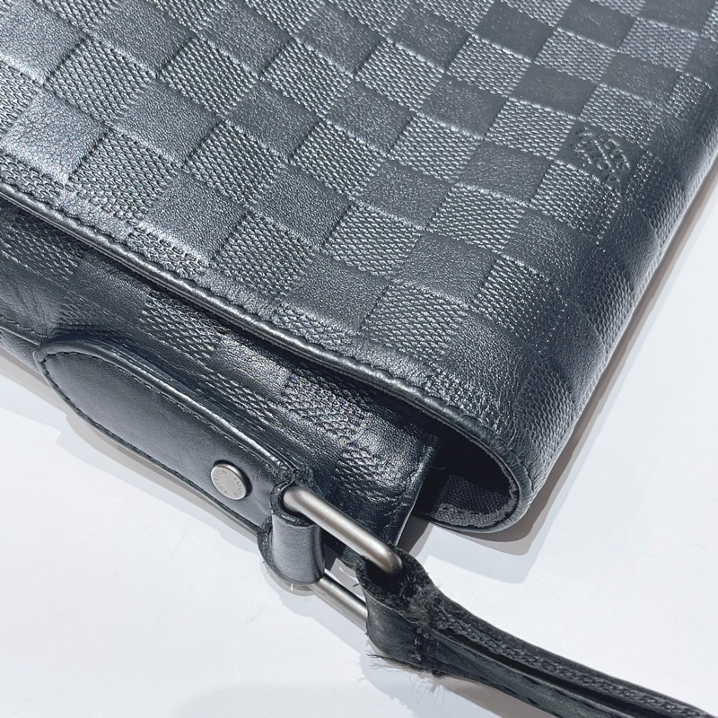 LV District黑色壓紋棋盤格斜挎包,15年編碼 尺寸約33*26-5
