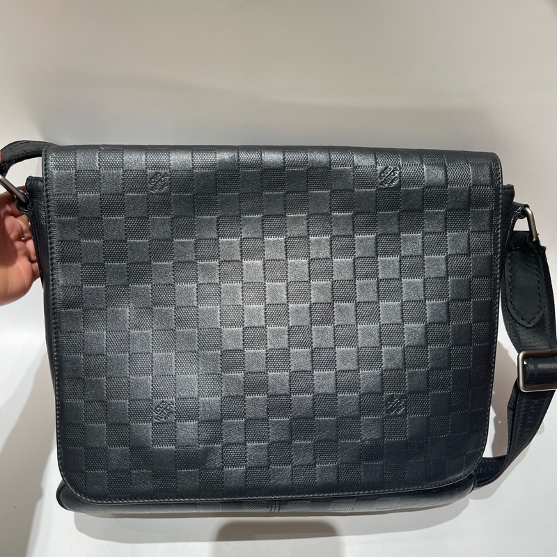 LV District黑色壓紋棋盤格斜挎包,15年編碼 尺寸約33*26-8