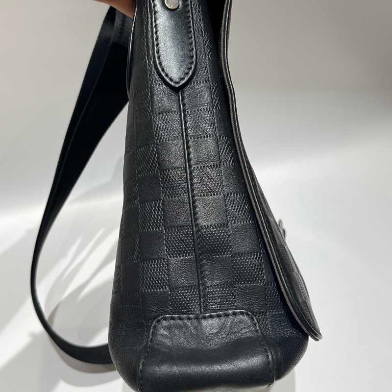 LV District黑色壓紋棋盤格斜挎包,15年編碼 尺寸約33*26-11