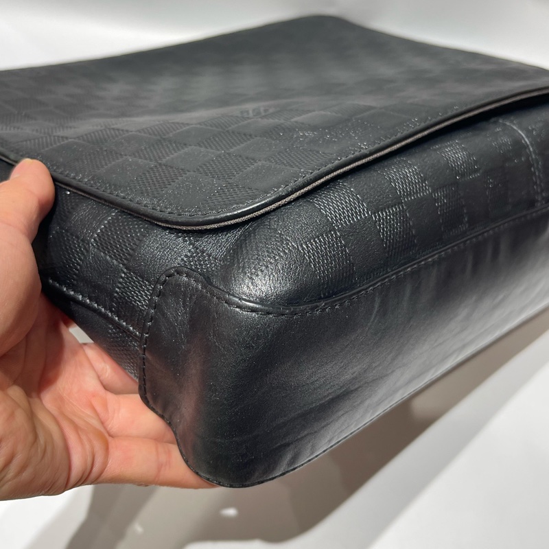 LV District黑色壓紋棋盤格斜挎包,15年編碼 尺寸約33*26-12